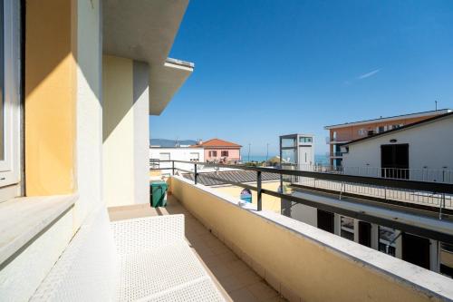 a balcony of a building with a view of the water at La casa di Greta in Marcelli
