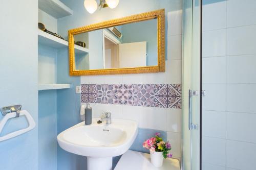 a bathroom with a sink and a mirror at Finca Encina - piscina compartida in Alájar