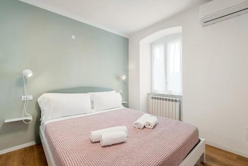 a bedroom with a bed with two towels on it at Dal Pernè in Volastra