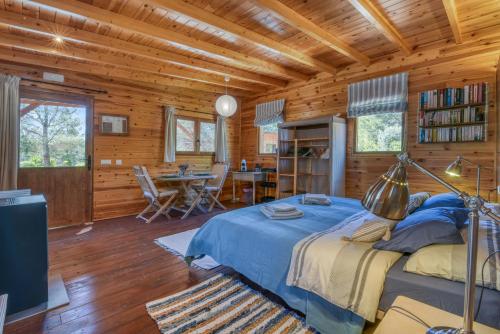 a bedroom with a bed in a wooden cabin at Awa Natura in Aigues