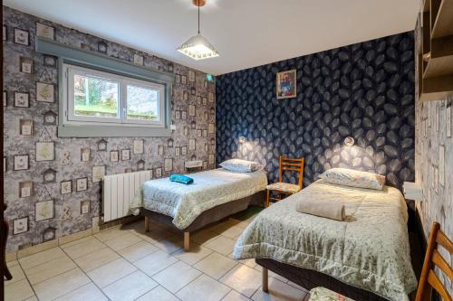 a bedroom with two beds and a window at Gîte Lavand Cottage À Brantôme in Brantôme