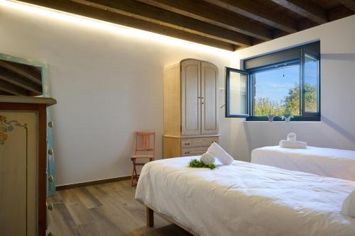 a bedroom with two beds and a window at Basque Haven by Fidalsa in Zeanuri