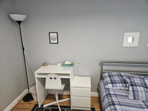 a bedroom with a bed and a desk and a bed gmaxwell gmaxwell gmaxwell at Cosy Rooms next to St Pancras Station in London