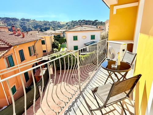 a balcony with a table and chairs on a balcony at Appartamento Mavi in Porto Azzurro