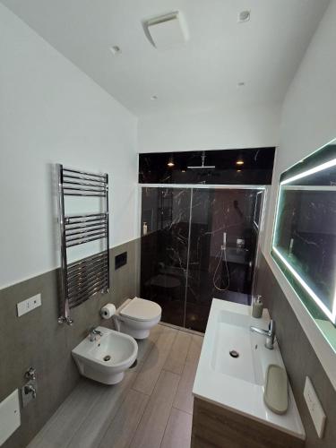 a bathroom with a toilet and a sink and a shower at Casa Mia Holiday House in Pianillo