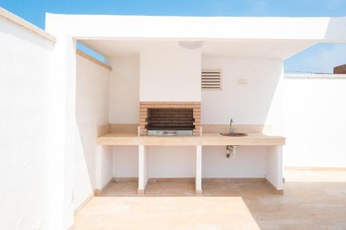 a room with a table in a white wall at Casa El Palmar 2 in Vejer de la Frontera