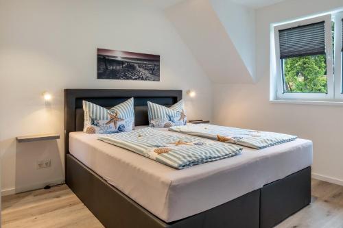 a bedroom with a large bed in a room at Ostseerauschen in Hohwacht