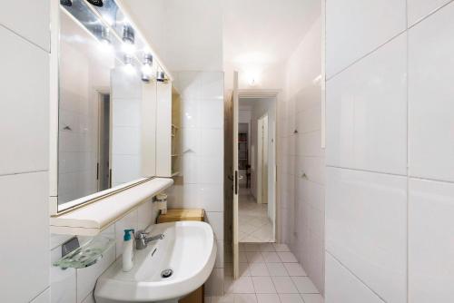 ein weißes Badezimmer mit Waschbecken und Spiegel in der Unterkunft Giomar in Levanto