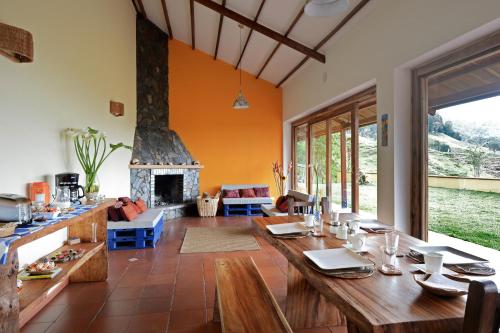 sala de estar con mesa y chimenea en Ecoresort Gran Azul, en Salento