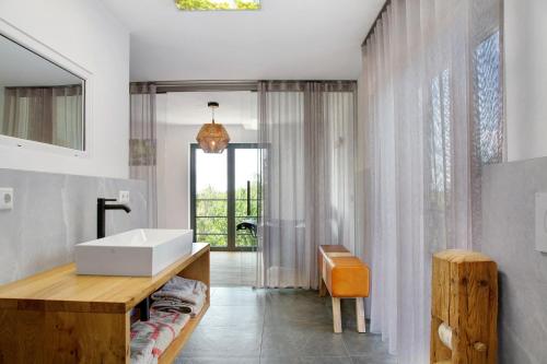 a bathroom with a sink and a mirror at Chalet Sonnenwald in Grattersdorf