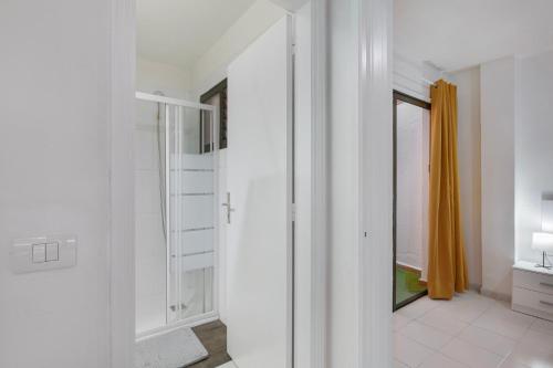 a bathroom with white walls and a mirror at Apartamento El Tute in Bajamar