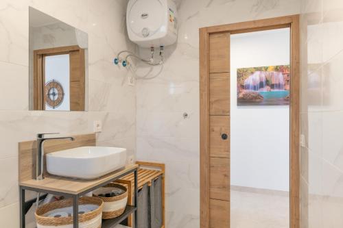a bathroom with a sink and a mirror at Marde Loft in Tinguatón