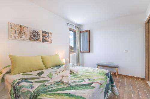 a bedroom with a bed with a towel on it at Marde Loft in Tinguatón