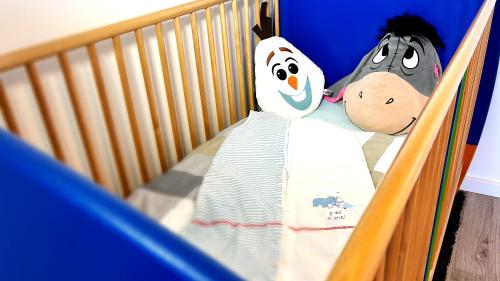 a child in a crib with a snowman at Ferienglück Goldach in Hallbergmoos
