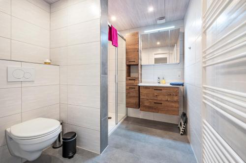 a bathroom with a toilet and a sink at Fewo Heimathafen in Osterbruch