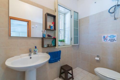 a bathroom with a sink and a toilet at Casa Nico in Augusta