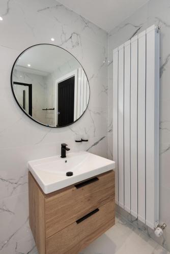 a bathroom with a sink and a mirror at Ocean Breeze Apt 3 in Dunfanaghy