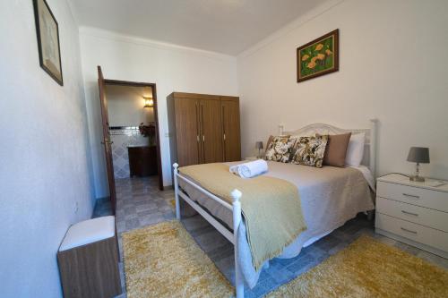 a bedroom with a bed and a dresser and a mirror at Casa Pedra da Paciência in Monsanto