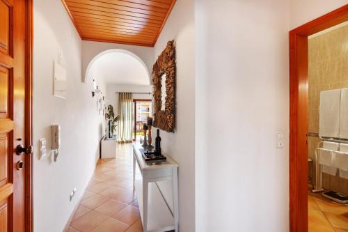 a hallway with an archway in a house at Cosy Apartment with Pool 1 in Vilamoura
