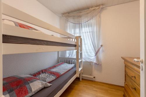 a bedroom with two bunk beds and a window at Stricker in Markelfingen