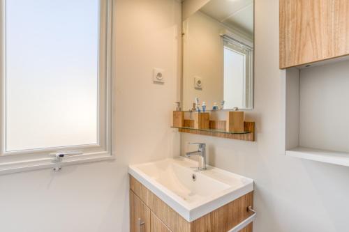 a bathroom with a sink and a mirror at Le 370 Lattes in Lattes