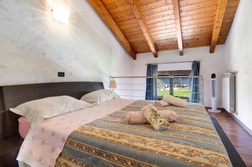 a bedroom with a large bed with pillows on it at Casa vacanze vigna del Lago in Dongo