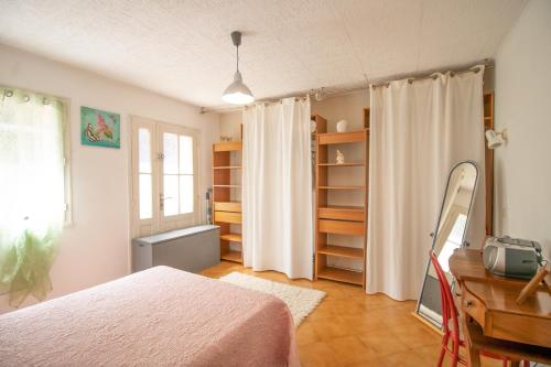 a bedroom with a bed and a desk and a window at Isula Paradise in Linguizzetta