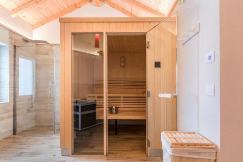 a room with a closet with a glass door at Wellness Lodge Diletta in Santa Giuliana