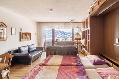 a bedroom with a bed and a couch at Appartement Förster in Oy-Mittelberg