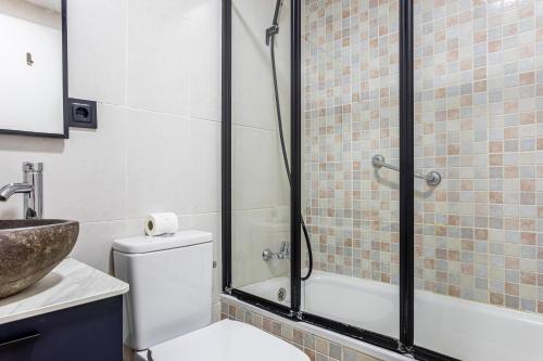 a bathroom with a shower and a toilet and a sink at Ático en Canet-playa in Canet de Berenguer