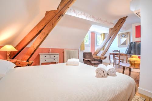 a bedroom with a large white bed in a room at Magnifique maison à Ribérac in Ribérac