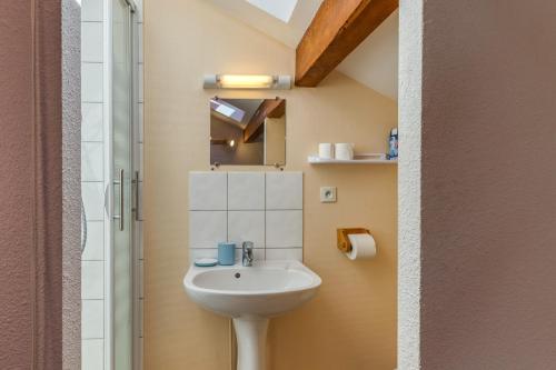 ein Badezimmer mit Waschbecken und Dusche in der Unterkunft Les Lys Orangés in Le Bourg d'oisans