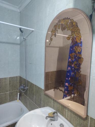 a bathroom with a sink and a mirror at الرائد للشقق المفروشة in Amman