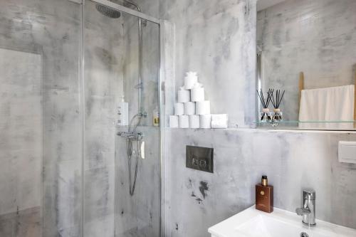 a bathroom with a shower and a sink at Apartamento Thaï com Piscina in Apúlia