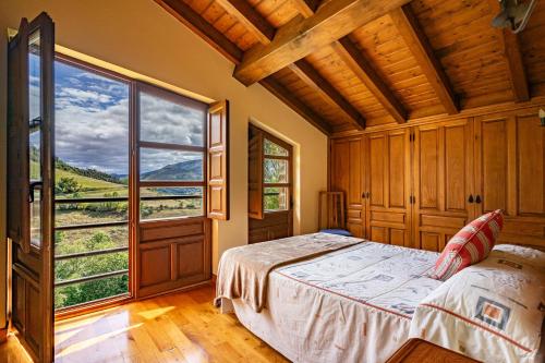 a bedroom with a bed and a large window at Casa Mesilda in Para