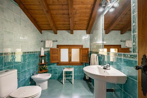 a bathroom with a toilet and a sink at Casa Mesilda in Para