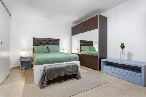 a bedroom with two beds and a mirror at Tea-Rose Loft in Conil
