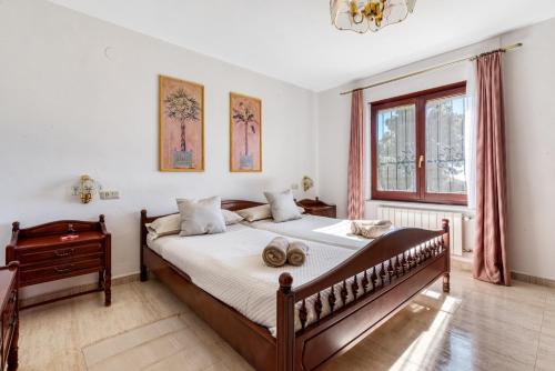 a bedroom with a large bed and a window at Entre Caballos in Cumbre del Sol