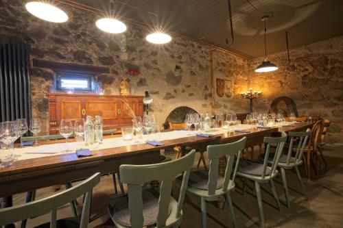 a long table in a room with chairs and lights at Fewos Weingut Pieper Basler in Offenburg