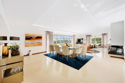 a large living room with a table and chairs at Ria Lounge House in Torreira