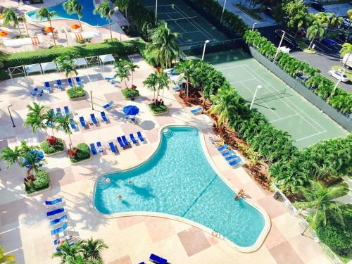 widok na kort tenisowy i basen w obiekcie Ocean Reserve by Miami TCS w Miami Beach