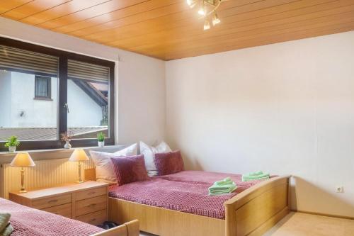 a bedroom with two beds and a window at Gemütliche Ferienhaus am Main in Gemünden