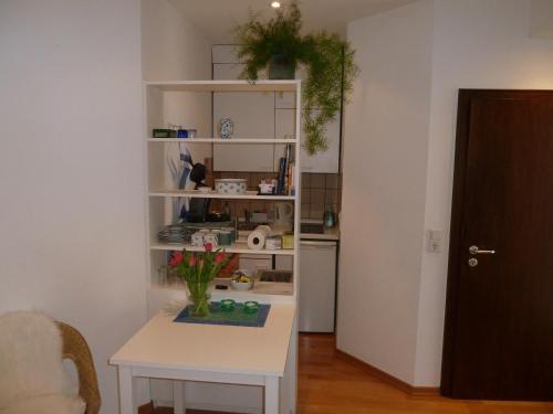 a living room with a table and a kitchen at Ferienwohnung Dora Brand in Arnsberg