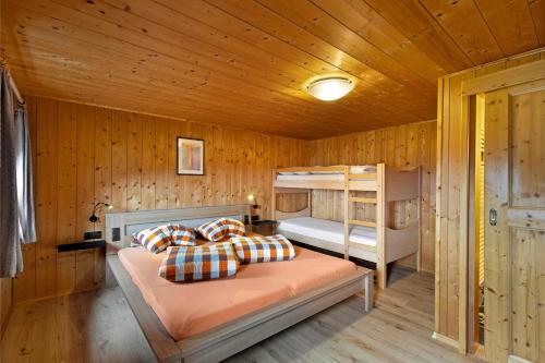 a bedroom with two bunk beds in a cabin at Mattleitenhof in Santa Maddalena