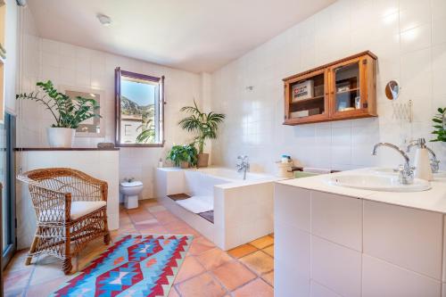 a bathroom with a tub and a sink and a toilet at Ca Sa Mar in Sóller