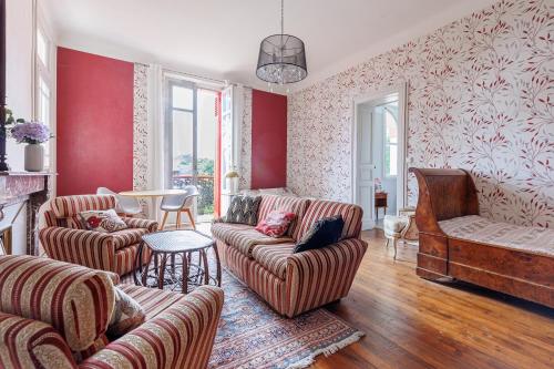a living room with two couches and a table at Etage maison bourgeoise dans Parc in Soorts-Hossegor