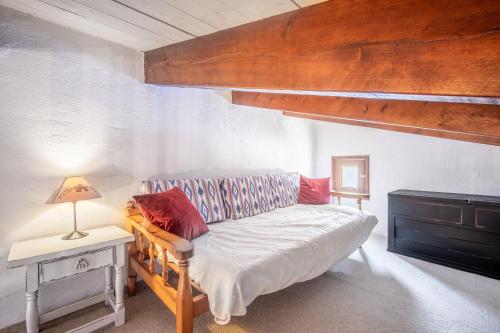 a room with a couch and a table with a lamp at Can Negri - Almadraba in El Port