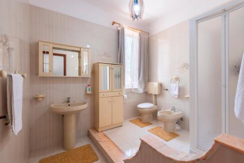 a bathroom with two toilets and a sink at Casa Viola 1 piano 100 mt dal mare in Trappeto