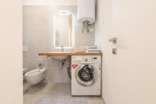 a bathroom with a washing machine and a sink at Comfort Appartamento Le Cementine in Tremosine Sul Garda
