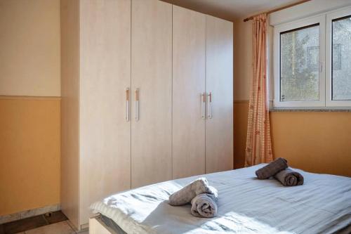 a bedroom with a bed with towels on it at Schwalbennest in Buschvitz